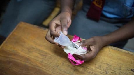 Culottes menstruelles, cups… Des PFAS dans les protections féminines réutilisables, selon une étude