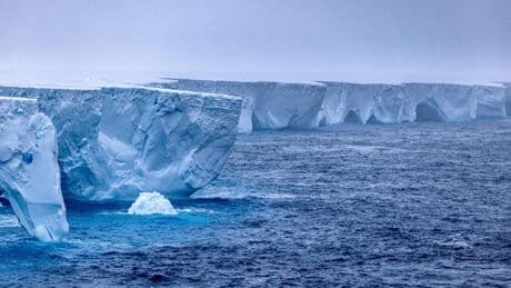 El fin del viejo coloso de hielo: el iceberg A23a se derrite