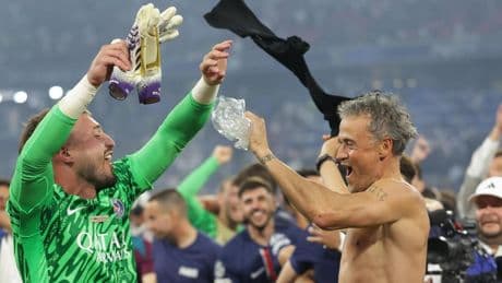 El cumpleaños más feliz de Arnau Tenas, maestro de ceremonias en la celebración del PSG