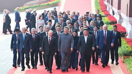 Cina, la parata militare che sfida l?Occidente: «Il mondo scelga, pace o guerra». Putin e Kim Jong-un al fianco di Xi