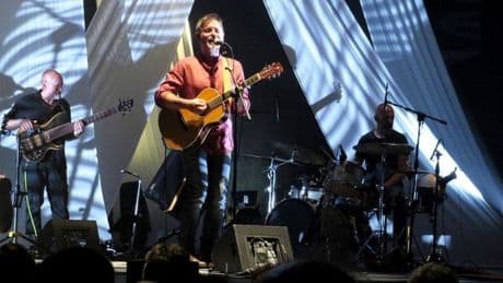 Mikel Urdangarin presentando en el Arriaga su 'Mundua eder'