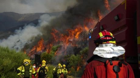 Incendios en España hoy, en directo  |  El fuego de Jarilla se extiende a Castilla y León y 8.000 personas evacuadas en el área del Lago de Sanabria