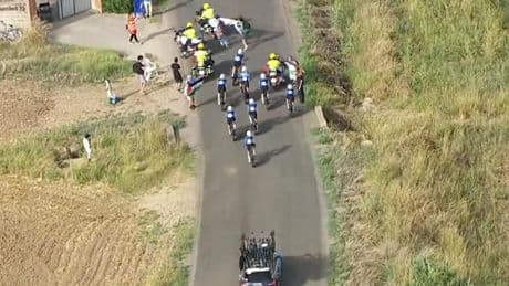 Un grupo de manifestantes bloquea el paso del equipo Israel en la contrarreloj de La Vuelta invadiendo la carretera