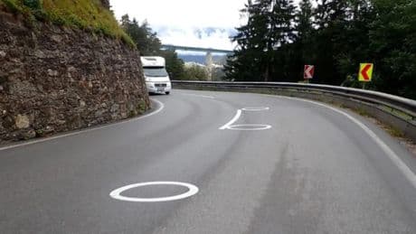 Cuál es el significado de los círculos en la carretera: la señal que puede salvar la vida a los motoristas