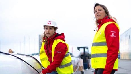 Violette Dorange et Samantha Davies scellent leur alliance en mettant à l’eau « Initiatives-Cœur »