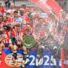PSV-spelers zijn gearriveerd bij Philips Stadion en tonen schaal aan uitzinnige supporters