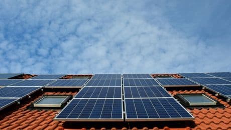 Private Solaranlagen schaden dem Stromnetz? Experte klärt auf