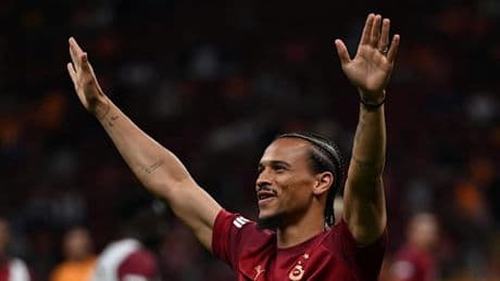 Schon beim Aufwärmen wird Leroy Sané in Istanbul wie ein Popstar gefeiert
