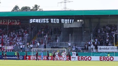 Bei Pokalspiel in Sandhausen - Fan-Zoff um Anti-Red-Bull-Plakat