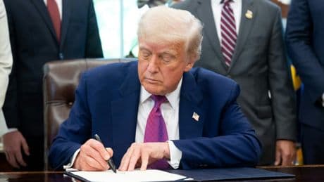Donald Trump signe un décret pour proposer des vols gratuits vers l'étranger aux clandestins