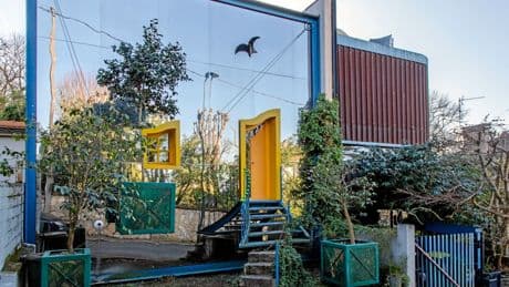 Et si vous deveniez propriétaire d’une maison « ovni » aux portes de Paris ?