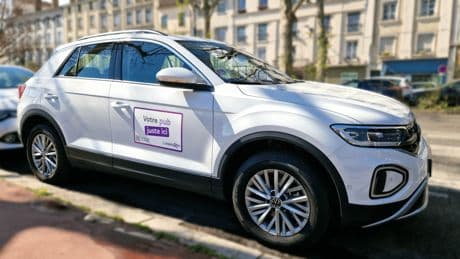 J’ai collé un autocollant publicitaire sur ma voiture, voici combien ça me rapporte chaque mois