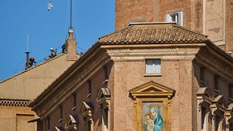 Konklave: Kamin zur Papstwahl nun auf Sixtinischer Kapelle