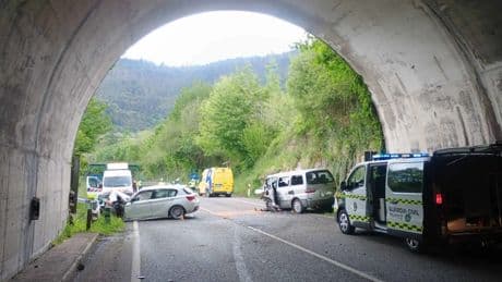 Once heridos, entre ellos siete menores, tras el choque frontal de dos vehículos en Asturias