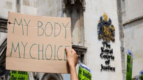 UK despenaliza el aborto y deja atrás una ley de 1861 (y mejor que no se entere Trump)