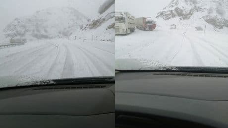 Kar yağışı bir anda bastırdı, araçlar yolda kaldı