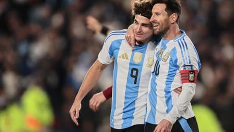 Lionel Messi (38) blinkt uit voor Argentinië op emotionele avond bij mogelijk afscheid voor eigen fans
