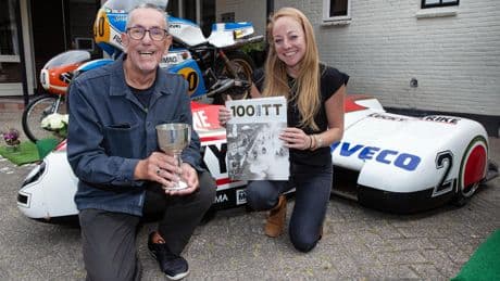 Allereerste TT-winnaar Piet van Wijngaarden exact 100 jaar later opnieuw geëerd: ’Ik moest opa’s beker poetsen’