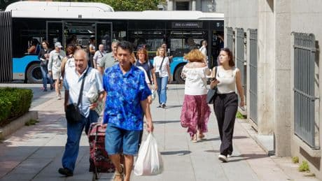 El bus alternativo de la L6 transportó a más de 100.000 viajeros ayer y salva el primer día de PAU &quot;sin incidencias&quot;