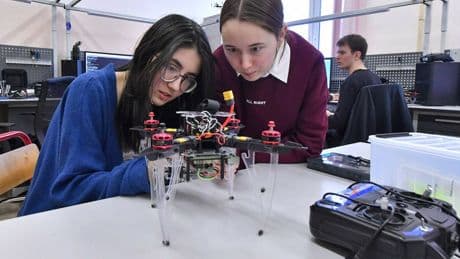 Rusia entrenará a un millón de estudiantes adolescentes para pilotar drones de combate