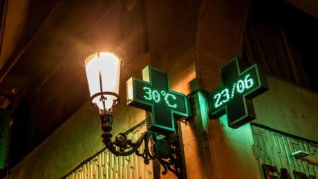 ¿Te cuesta dormir? El calor en España es tan intenso que la expresión 'noche tropical' se ha quedado corta