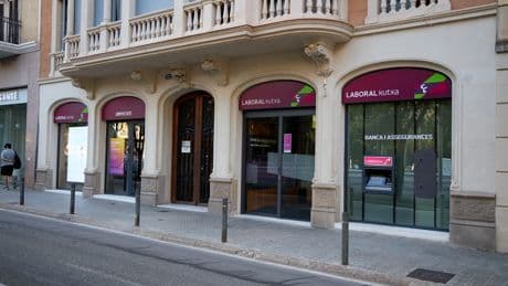 Laboral Kutxa crecerá en el mercado catalán con la apertura de doce oficinas