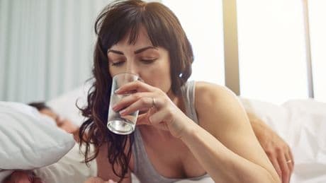 Wasser trinken vor dem Schlafen: Diese Regel sollte man kennen