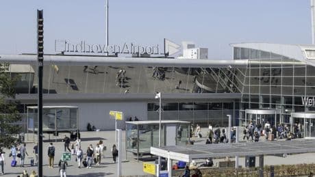 Eindhoven Airport kort dicht na valse bommelding, vrouw opgepakt