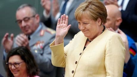 Bundestag: Merkel gratuliert Merz: Wünsche Kraft, Fortune und Freude