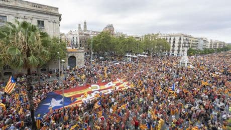 Miles de catalanes piden la independencia en la manifestación menos masiva desde el 2011