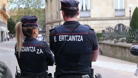 Radicales asaltan &quot;violentamente&quot; la comisaría local de Azpeitia y hieren a dos agentes