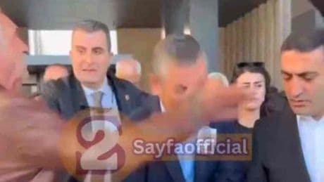 Son Dakika... Özgür Özel'e Sırrı Süreyya Önder'in cenaze töreninde yumruklu saldırı