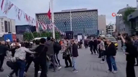 Taksim’de iki grup arasında kavga! O anlar kamerada