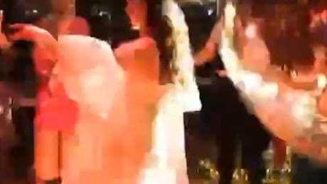 Disko topunun gelinin üstüne düştü!
