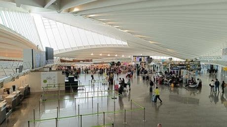Un Lunes de Pascua sin agobios en el aeropuerto de Loiu