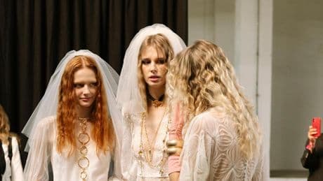 Adiós al moño de bailarina, hola a los peinados 'boho-chic': la tendencia del momento para darse el "sí, quiero"