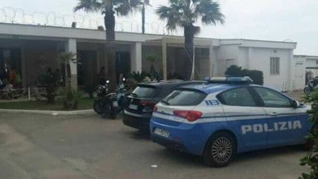 Ragazzo accoltellato in spiaggia dopo una lite muore in ospedale, choc a Varcaturo: c'è un fermo