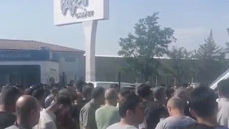 Antep’te maaşı yatmayan iki fabrikada işçiler iş bıraktı