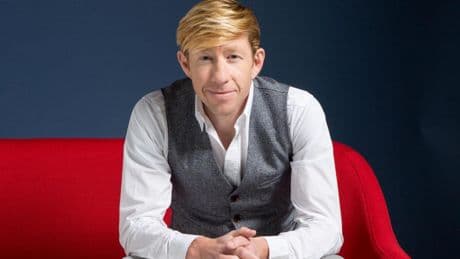 Dr. Matt Walker, médico del sueño: “Los hombres que duermen 5-6 horas tienen la testosterona de alguien 10 años mayor. La falta de sueño te roba fuerza, virilidad y salud sexual”