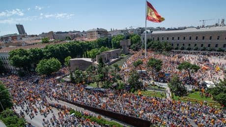 Un centenar de asociaciones, PP y Vox se manifestarán este sábado contra Sánchez en Colón
