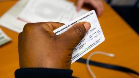 INFO BFM BUSINESS. Cure thermale, chirurgie contre l'obésité...  À moins d'une semaine du vote de confiance, le gouvernement pousse pour durcir l'accès à l'aide médicale d'État