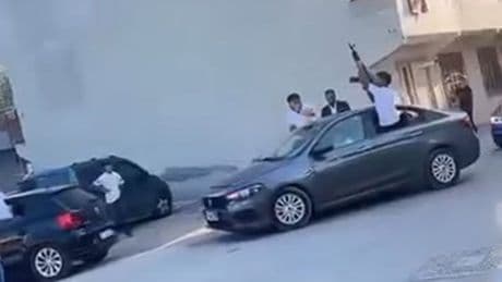 Düğünde uzun namlulu silahlarla tehlikeli kutlama