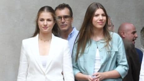 La princesa Leonor y la infanta Sofía enseñan cómo llevar un traje en verano (sin pasar calor) para su visita en Girona