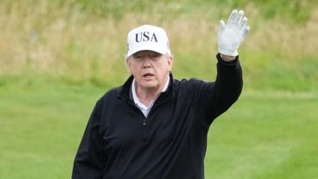 Las vacaciones privadas de Donald Trump en Escocia: juega al golf sin Melania y arropado por su hijo Eric y su portavoz