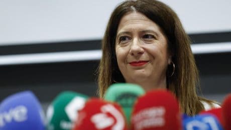 El móvil de Leire Díez se llena de mensajes pidiéndole trabajos de "fontanera" tras revelarlo ella en público en un desliz