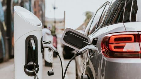 Las ventas de coches electrificados marcan su mejor mayo desde 2019 por las ayudas y hunden el diésel a mínimos