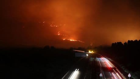Última hora sobre los incendios forestales en España, en directo | Varios focos en activo, carreteras cortadas, líneas de trenes afectadas y miles de desalojos