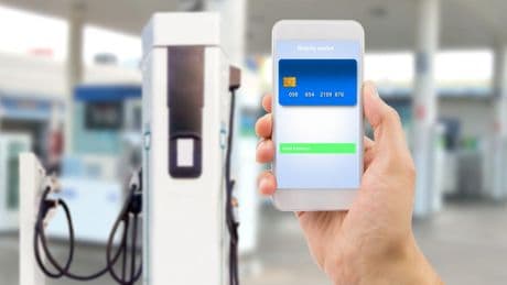 Alerta de la OCU sobre los códigos QR fraudulentos en los cargadores públicos de coches eléctricos e híbridos: así evitarás que te estafen