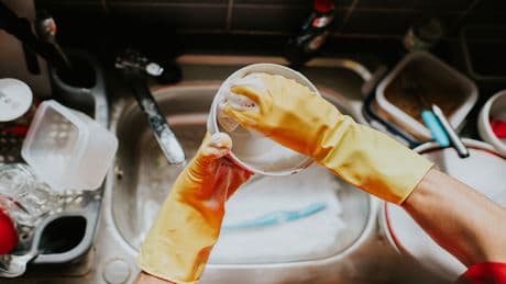Kaltes Wasser beim Spülen – spart Geld, aber wird es sauber?