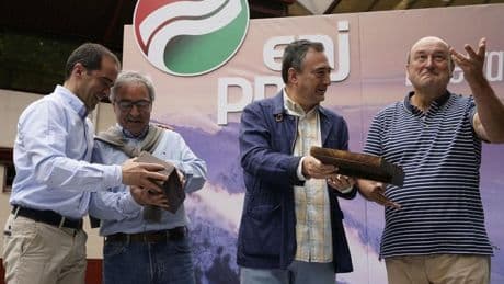 El PNV homenajea a Ortuzar y Aurrekoetxea: «Hemos sido un eslaboncito en la cadena»
